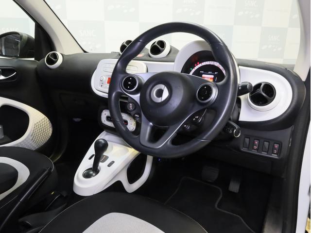 スマートフォーツークーペ エディション２　禁煙　純正オーディオ　Ｂｌｕｅｔｏｏｔｈ　ＵＳＢ入力端子　クルーズコントロール　アイドリングストップ　接近警告　オートエアコン　革巻きステアリングホイール　１５インチＡＷ　ルーフラッピング　ＥＴＣ（9枚目）