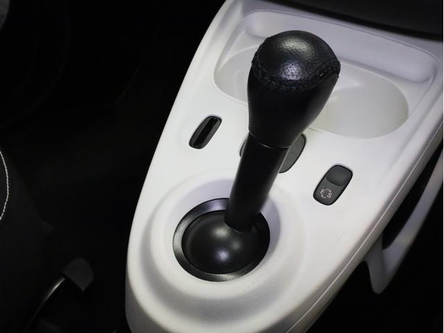 スマートフォーツークーペ エディション２　禁煙　純正オーディオ　Ｂｌｕｅｔｏｏｔｈ　ＵＳＢ入力端子　クルーズコントロール　アイドリングストップ　接近警告　オートエアコン　革巻きステアリングホイール　１５インチＡＷ　ルーフラッピング　ＥＴＣ（10枚目）