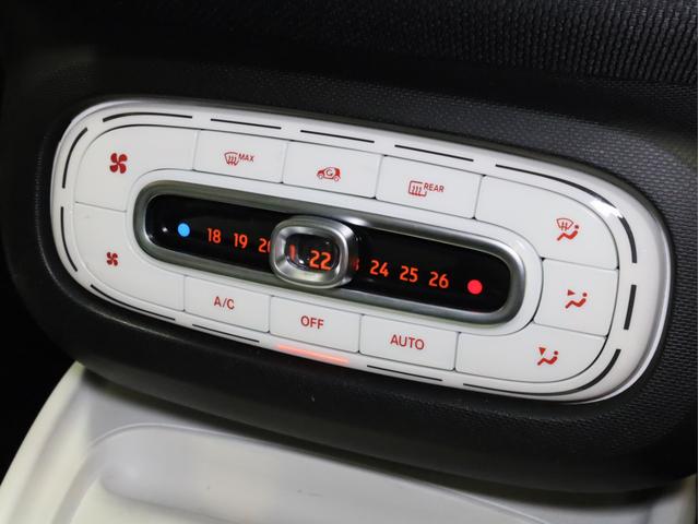 スマートフォーツークーペ エディション２　禁煙　純正オーディオ　Ｂｌｕｅｔｏｏｔｈ　ＵＳＢ入力端子　クルーズコントロール　アイドリングストップ　接近警告　オートエアコン　革巻きステアリングホイール　１５インチＡＷ　ルーフラッピング　ＥＴＣ（12枚目）