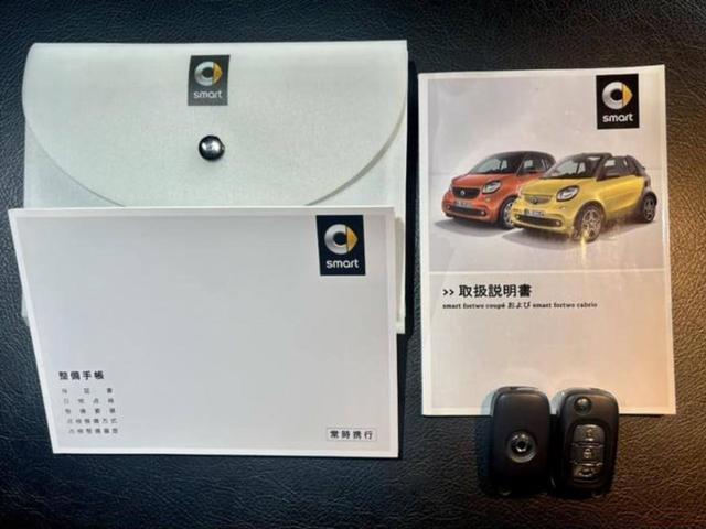 スマートフォーツーカブリオ ＢＲＡＢＵＳ　スポーツ　禁煙　黒革シート　シートヒーター　バックカメラ　車両近接・車線逸脱警告　リアコーナーセンサー　ＵＳＢ入力端子　Ｂｌｕｅｔｏｏｔｈ　ブラバス製シフトノブ　ブラバス製サイドブレーキレバー　ブラバス製ＡＷ（2枚目）
