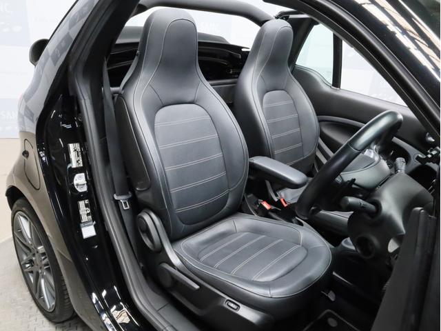 スマートフォーツーカブリオ ＢＲＡＢＵＳ　スポーツ　禁煙　黒革シート　シートヒーター　バックカメラ　車両近接・車線逸脱警告　リアコーナーセンサー　ＵＳＢ入力端子　Ｂｌｕｅｔｏｏｔｈ　ブラバス製シフトノブ　ブラバス製サイドブレーキレバー　ブラバス製ＡＷ（6枚目）