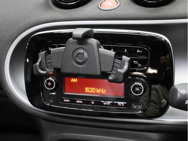 スマートフォーツーカブリオ ＢＲＡＢＵＳ　スポーツ　禁煙　黒革シート　シートヒーター　バックカメラ　車両近接・車線逸脱警告　リアコーナーセンサー　ＵＳＢ入力端子　Ｂｌｕｅｔｏｏｔｈ　ブラバス製シフトノブ　ブラバス製サイドブレーキレバー　ブラバス製ＡＷ（16枚目）