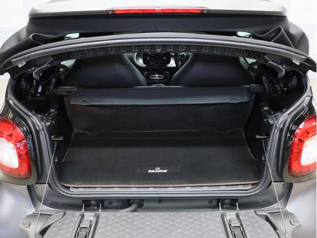 スマートフォーツーカブリオ ＢＲＡＢＵＳ　スポーツ　禁煙　黒革シート　シートヒーター　バックカメラ　車両近接・車線逸脱警告　リアコーナーセンサー　ＵＳＢ入力端子　Ｂｌｕｅｔｏｏｔｈ　ブラバス製シフトノブ　ブラバス製サイドブレーキレバー　ブラバス製ＡＷ（18枚目）