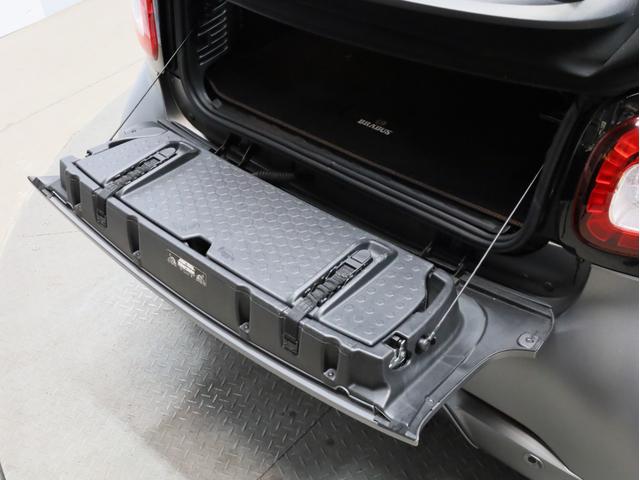 スマートフォーツーカブリオ ＢＲＡＢＵＳ　スポーツ　禁煙　黒革シート　シートヒーター　バックカメラ　車両近接・車線逸脱警告　リアコーナーセンサー　ＵＳＢ入力端子　Ｂｌｕｅｔｏｏｔｈ　ブラバス製シフトノブ　ブラバス製サイドブレーキレバー　ブラバス製ＡＷ（64枚目）
