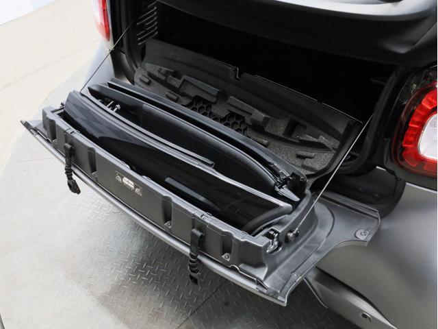 スマートフォーツーカブリオ ＢＲＡＢＵＳ　スポーツ　禁煙　黒革シート　シートヒーター　バックカメラ　車両近接・車線逸脱警告　リアコーナーセンサー　ＵＳＢ入力端子　Ｂｌｕｅｔｏｏｔｈ　ブラバス製シフトノブ　ブラバス製サイドブレーキレバー　ブラバス製ＡＷ（65枚目）