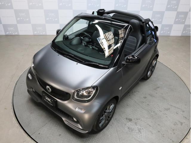 スマートフォーツーカブリオ ＢＲＡＢＵＳ　スポーツ　禁煙　黒革シート　シートヒーター　バックカメラ　車両近接・車線逸脱警告　リアコーナーセンサー　ＵＳＢ入力端子　Ｂｌｕｅｔｏｏｔｈ　ブラバス製シフトノブ　ブラバス製サイドブレーキレバー　ブラバス製ＡＷ（72枚目）