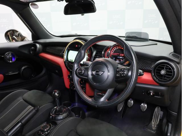 ＭＩＮＩ ジョンクーパーワークス　禁煙　６速ＭＴ　ＪＣＷ１８インチＡＷ　純正ＨＤＤナビ　バックカメラ　リアコーナーセンサー　ＭＩＮＩエキサイトメントＰＫＧ　ライトＰＫＧ　ＬＥＤヘッドライト　スマートキー　ＪＣＷ専用スポーツシート（13枚目）