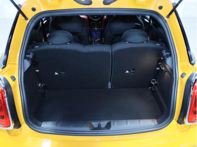 ＭＩＮＩ ジョンクーパーワークス　禁煙　６速ＭＴ　ＪＣＷ１８インチＡＷ　純正ＨＤＤナビ　バックカメラ　リアコーナーセンサー　ＭＩＮＩエキサイトメントＰＫＧ　ライトＰＫＧ　ＬＥＤヘッドライト　スマートキー　ＪＣＷ専用スポーツシート（18枚目）