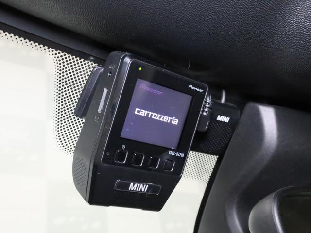 ＭＩＮＩ クーパー　コンバーチブル　禁煙　サテライトグレーレザースポーツシート　ペッパーＰＫＧ　純正ＨＤＤナビ　カメラ＆パークアシストＰＫＧ　ＭＩＮＩＹｏｕｒｓイルミネーテッドダッシュ　ＬＥＤヘッドライト　ユニオンジャックテール（5枚目）