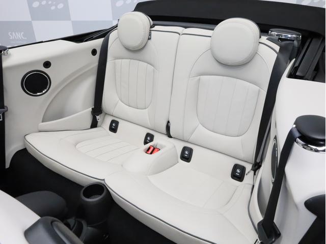 ＭＩＮＩ クーパー　コンバーチブル　禁煙　サテライトグレーレザースポーツシート　ペッパーＰＫＧ　純正ＨＤＤナビ　カメラ＆パークアシストＰＫＧ　ＭＩＮＩＹｏｕｒｓイルミネーテッドダッシュ　ＬＥＤヘッドライト　ユニオンジャックテール（13枚目）
