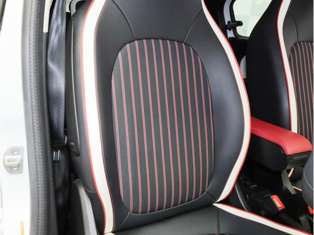 トゥインゴ ルコックスポルティフ　禁煙　１５０台限定車　専用ボディ色　専用内装　専用シート　専用１６インチＡＷ　Ａｐｐｌｅ　ＣａｒＰｌａ対応　サブウーハー　バックカメラ　リアコーナーセンサー　シートヒーター　純正ドライブレコーダー（9枚目）