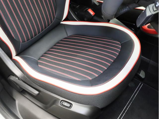 トゥインゴ ルコックスポルティフ　禁煙　１５０台限定車　専用ボディ色　専用内装　専用シート　専用１６インチＡＷ　Ａｐｐｌｅ　ＣａｒＰｌａ対応　サブウーハー　バックカメラ　リアコーナーセンサー　シートヒーター　純正ドライブレコーダー（10枚目）