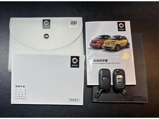 スマートフォーツークーペ エディション２　禁煙　純正オーディオ　Ｂｌｕｅｔｏｏｔｈ　ＵＳＢ入力端子　クルーズコントロール　アイドリングストップ　接近警告　オートエアコン　革巻きステアリングホイール　１５インチＡＷ　ルーフラッピング　ＥＴＣ（2枚目）