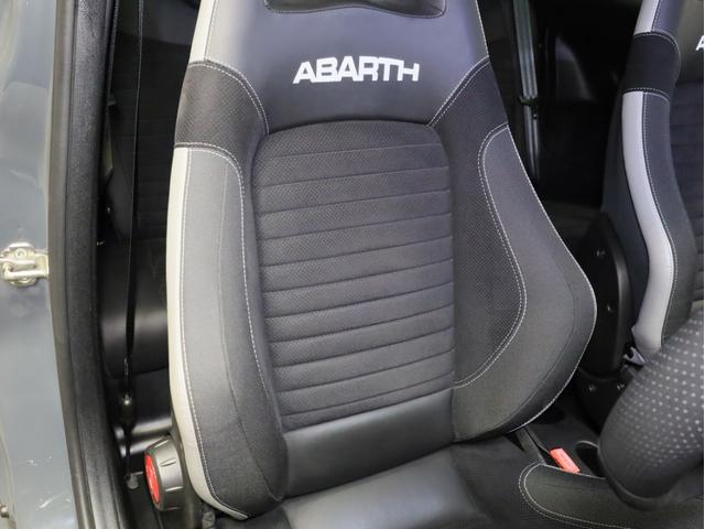 アバルト５９５ コンペティツィオーネ　パフォーマンスパッケージＩＩ　禁煙　機械式ＬＳＤ　ブレンボ製４ポッドＦブレーキキャリパー　大型リアウイング　フロントスポイラー　ステアリング延長ボス　レコード・モンツァ４本出しマフラー　サベルト製カーボンシェルバケットシート（9枚目）
