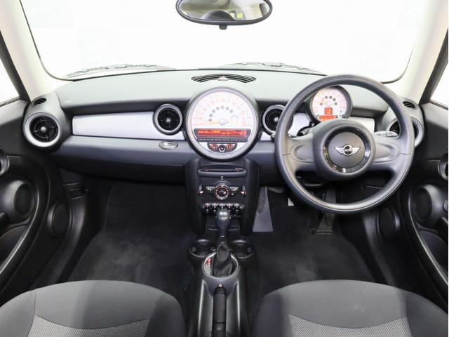 ＭＩＮＩ ワン　禁煙　アイスブルーボディ色　マニュアルモード付き６速ＡＴ　クロームラインエクステリア　革巻きシフトノブ　１５インチＡＷ　フロントフォグランプ　盗難防止装置　純正ＣＤオーディオ　キーレスエントリー（3枚目）