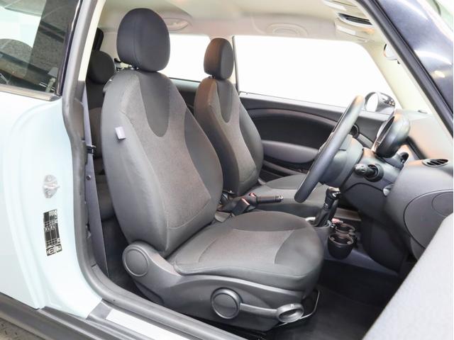 ＭＩＮＩ ワン　禁煙　アイスブルーボディ色　マニュアルモード付き６速ＡＴ　クロームラインエクステリア　革巻きシフトノブ　１５インチＡＷ　フロントフォグランプ　盗難防止装置　純正ＣＤオーディオ　キーレスエントリー（4枚目）