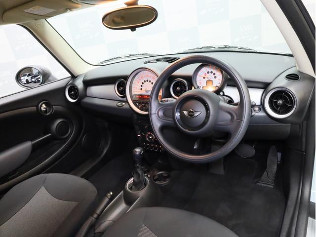 ＭＩＮＩ ワン　禁煙　アイスブルーボディ色　マニュアルモード付き６速ＡＴ　クロームラインエクステリア　革巻きシフトノブ　１５インチＡＷ　フロントフォグランプ　盗難防止装置　純正ＣＤオーディオ　キーレスエントリー（10枚目）