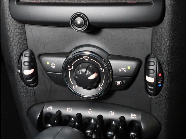 ＭＩＮＩ ワン　禁煙　アイスブルーボディ色　マニュアルモード付き６速ＡＴ　クロームラインエクステリア　革巻きシフトノブ　１５インチＡＷ　フロントフォグランプ　盗難防止装置　純正ＣＤオーディオ　キーレスエントリー（12枚目）