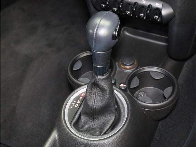 ＭＩＮＩ ワン　禁煙　アイスブルーボディ色　マニュアルモード付き６速ＡＴ　クロームラインエクステリア　革巻きシフトノブ　１５インチＡＷ　フロントフォグランプ　盗難防止装置　純正ＣＤオーディオ　キーレスエントリー（13枚目）