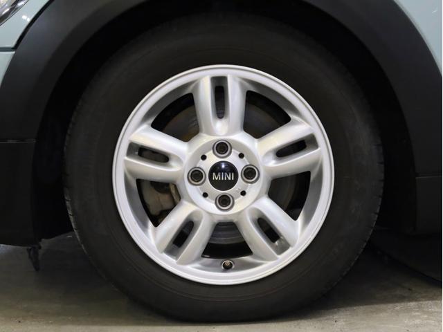 ＭＩＮＩ ワン　禁煙　アイスブルーボディ色　マニュアルモード付き６速ＡＴ　クロームラインエクステリア　革巻きシフトノブ　１５インチＡＷ　フロントフォグランプ　盗難防止装置　純正ＣＤオーディオ　キーレスエントリー（17枚目）
