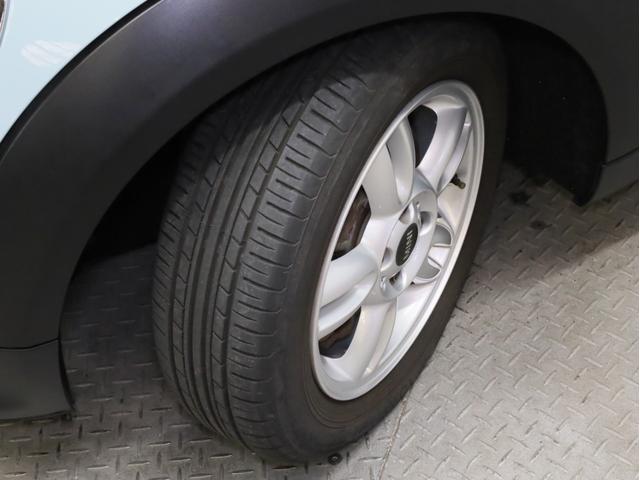 ＭＩＮＩ ワン　禁煙　アイスブルーボディ色　マニュアルモード付き６速ＡＴ　クロームラインエクステリア　革巻きシフトノブ　１５インチＡＷ　フロントフォグランプ　盗難防止装置　純正ＣＤオーディオ　キーレスエントリー（20枚目）