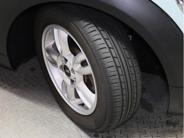 ＭＩＮＩ ワン　禁煙　アイスブルーボディ色　マニュアルモード付き６速ＡＴ　クロームラインエクステリア　革巻きシフトノブ　１５インチＡＷ　フロントフォグランプ　盗難防止装置　純正ＣＤオーディオ　キーレスエントリー（21枚目）