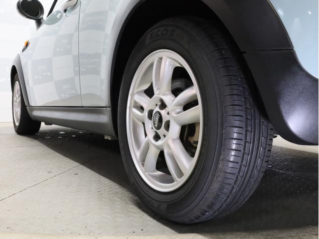 ＭＩＮＩ ワン　禁煙　アイスブルーボディ色　マニュアルモード付き６速ＡＴ　クロームラインエクステリア　革巻きシフトノブ　１５インチＡＷ　フロントフォグランプ　盗難防止装置　純正ＣＤオーディオ　キーレスエントリー（22枚目）