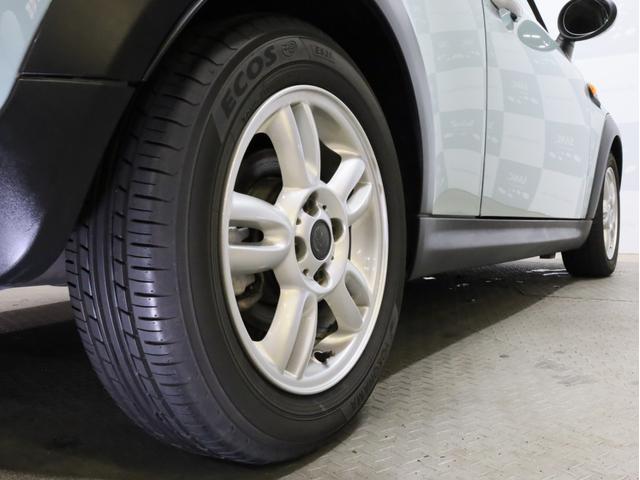 ＭＩＮＩ ワン　禁煙　アイスブルーボディ色　マニュアルモード付き６速ＡＴ　クロームラインエクステリア　革巻きシフトノブ　１５インチＡＷ　フロントフォグランプ　盗難防止装置　純正ＣＤオーディオ　キーレスエントリー（23枚目）