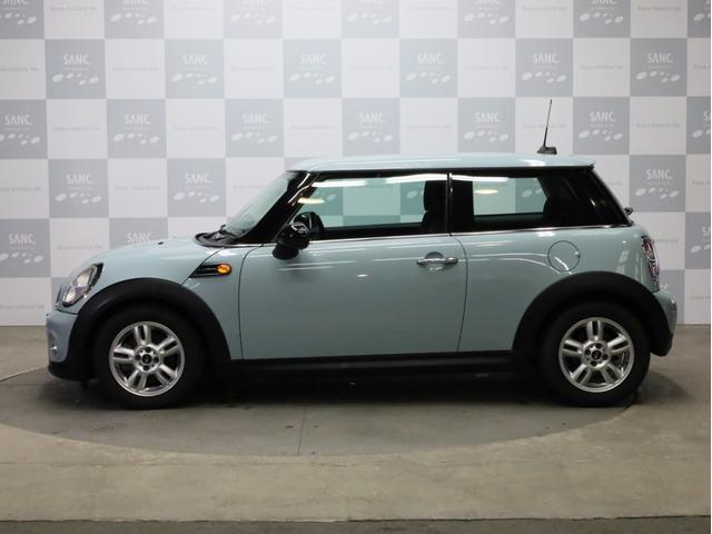 ＭＩＮＩ ワン　禁煙　アイスブルーボディ色　マニュアルモード付き６速ＡＴ　クロームラインエクステリア　革巻きシフトノブ　１５インチＡＷ　フロントフォグランプ　盗難防止装置　純正ＣＤオーディオ　キーレスエントリー（26枚目）