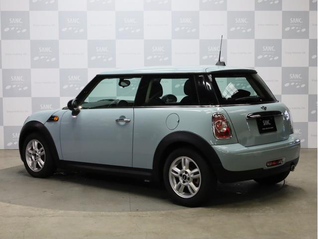 ＭＩＮＩ ワン　禁煙　アイスブルーボディ色　マニュアルモード付き６速ＡＴ　クロームラインエクステリア　革巻きシフトノブ　１５インチＡＷ　フロントフォグランプ　盗難防止装置　純正ＣＤオーディオ　キーレスエントリー（27枚目）