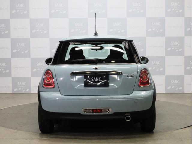 ＭＩＮＩ ワン　禁煙　アイスブルーボディ色　マニュアルモード付き６速ＡＴ　クロームラインエクステリア　革巻きシフトノブ　１５インチＡＷ　フロントフォグランプ　盗難防止装置　純正ＣＤオーディオ　キーレスエントリー（28枚目）