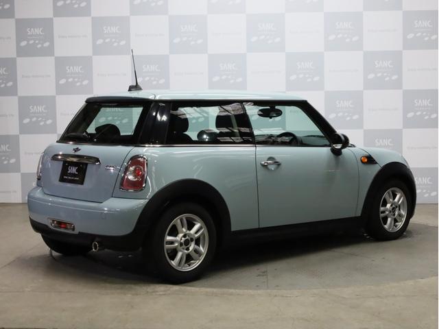 ＭＩＮＩ ワン　禁煙　アイスブルーボディ色　マニュアルモード付き６速ＡＴ　クロームラインエクステリア　革巻きシフトノブ　１５インチＡＷ　フロントフォグランプ　盗難防止装置　純正ＣＤオーディオ　キーレスエントリー（29枚目）