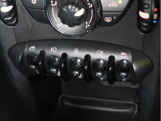 ＭＩＮＩ ワン　禁煙　アイスブルーボディ色　マニュアルモード付き６速ＡＴ　クロームラインエクステリア　革巻きシフトノブ　１５インチＡＷ　フロントフォグランプ　盗難防止装置　純正ＣＤオーディオ　キーレスエントリー（38枚目）