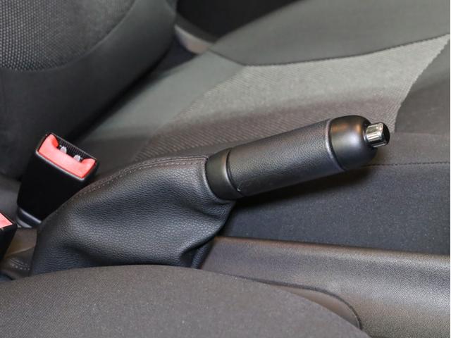 ＭＩＮＩ ワン　禁煙　アイスブルーボディ色　マニュアルモード付き６速ＡＴ　クロームラインエクステリア　革巻きシフトノブ　１５インチＡＷ　フロントフォグランプ　盗難防止装置　純正ＣＤオーディオ　キーレスエントリー（41枚目）