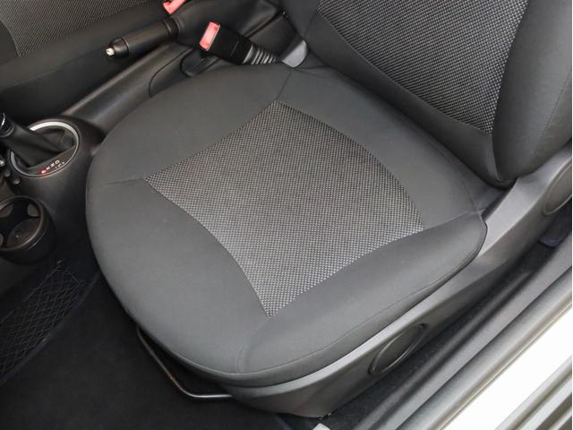 ＭＩＮＩ ワン　禁煙　アイスブルーボディ色　マニュアルモード付き６速ＡＴ　クロームラインエクステリア　革巻きシフトノブ　１５インチＡＷ　フロントフォグランプ　盗難防止装置　純正ＣＤオーディオ　キーレスエントリー（45枚目）