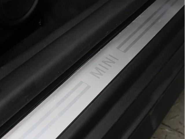 ＭＩＮＩ ワン　禁煙　アイスブルーボディ色　マニュアルモード付き６速ＡＴ　クロームラインエクステリア　革巻きシフトノブ　１５インチＡＷ　フロントフォグランプ　盗難防止装置　純正ＣＤオーディオ　キーレスエントリー（57枚目）