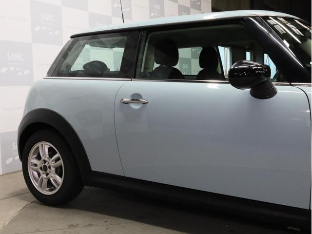 ＭＩＮＩ ワン　禁煙　アイスブルーボディ色　マニュアルモード付き６速ＡＴ　クロームラインエクステリア　革巻きシフトノブ　１５インチＡＷ　フロントフォグランプ　盗難防止装置　純正ＣＤオーディオ　キーレスエントリー（60枚目）