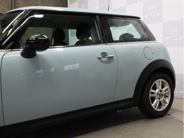 ＭＩＮＩ ワン　禁煙　アイスブルーボディ色　マニュアルモード付き６速ＡＴ　クロームラインエクステリア　革巻きシフトノブ　１５インチＡＷ　フロントフォグランプ　盗難防止装置　純正ＣＤオーディオ　キーレスエントリー（61枚目）