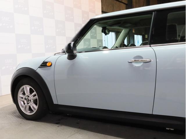 ＭＩＮＩ ワン　禁煙　アイスブルーボディ色　マニュアルモード付き６速ＡＴ　クロームラインエクステリア　革巻きシフトノブ　１５インチＡＷ　フロントフォグランプ　盗難防止装置　純正ＣＤオーディオ　キーレスエントリー（63枚目）