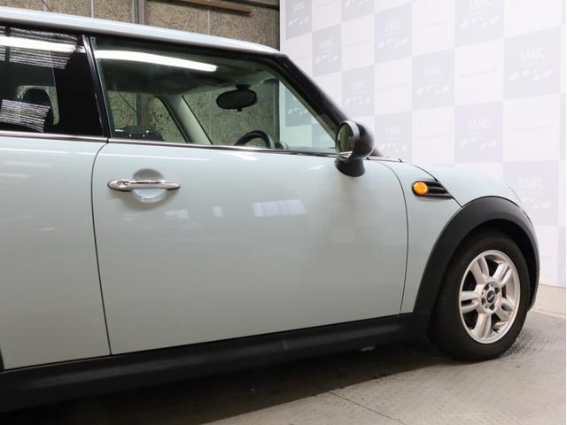 ＭＩＮＩ ワン　禁煙　アイスブルーボディ色　マニュアルモード付き６速ＡＴ　クロームラインエクステリア　革巻きシフトノブ　１５インチＡＷ　フロントフォグランプ　盗難防止装置　純正ＣＤオーディオ　キーレスエントリー（64枚目）