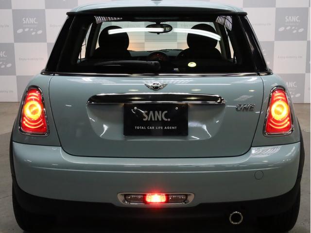 ＭＩＮＩ ワン　禁煙　アイスブルーボディ色　マニュアルモード付き６速ＡＴ　クロームラインエクステリア　革巻きシフトノブ　１５インチＡＷ　フロントフォグランプ　盗難防止装置　純正ＣＤオーディオ　キーレスエントリー（66枚目）