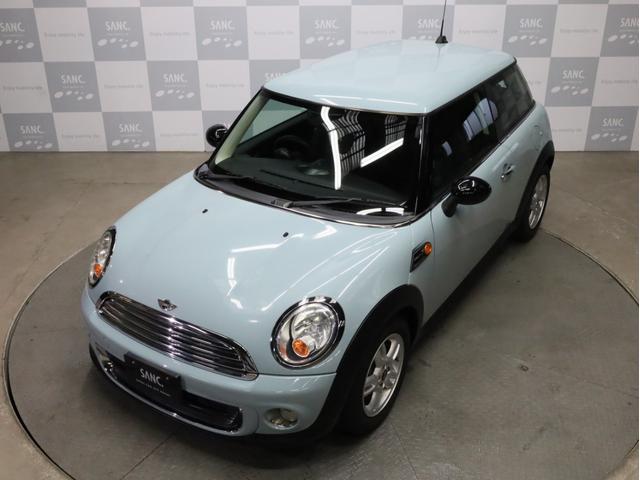 ＭＩＮＩ ワン　禁煙　アイスブルーボディ色　マニュアルモード付き６速ＡＴ　クロームラインエクステリア　革巻きシフトノブ　１５インチＡＷ　フロントフォグランプ　盗難防止装置　純正ＣＤオーディオ　キーレスエントリー（79枚目）