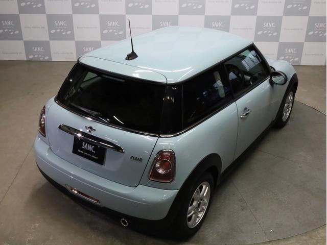 ＭＩＮＩ ワン　禁煙　アイスブルーボディ色　マニュアルモード付き６速ＡＴ　クロームラインエクステリア　革巻きシフトノブ　１５インチＡＷ　フロントフォグランプ　盗難防止装置　純正ＣＤオーディオ　キーレスエントリー（80枚目）