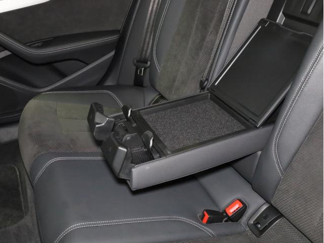 Ａ４ ３５ＴＦＳＩ　Ｓライン　禁煙　Ｓ４用１９インチＡＷ　ブラックＡｕｄｉｒｉｎｇｓ＆ブラックスタイリングＰＫＧ　マトリクスＬＥＤライト　パークアシスト　全周囲カメラ　アダプティブクルコン　レーンアシスト　サイドアシスト　純正ナビ（60枚目）