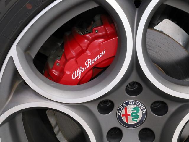 ステルヴィオ 2.2ターボ ディーゼルQ4スポーツパッケージ 禁煙 ZF製8速AT 電子制御式4WD 赤革スポーツシート レザーダッシュボード ブラックルーフレール ブラックウインドウトリム 19AW ハーマンカードン カープレイ対応 バックカメラ(2枚目)