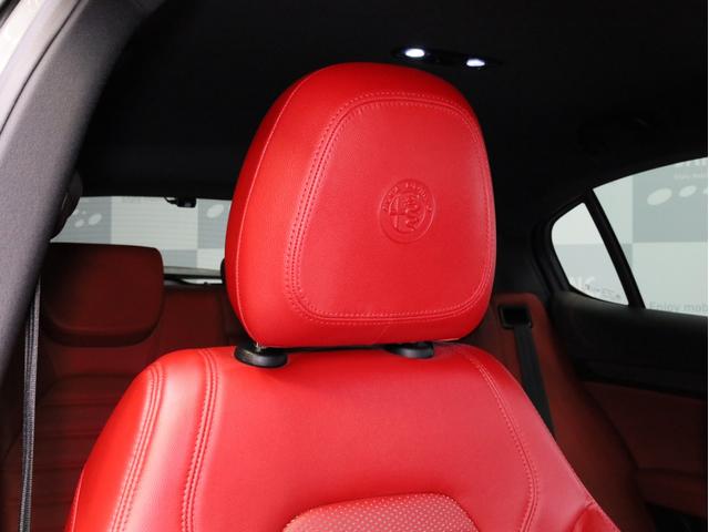 ステルヴィオ 2.2ターボ ディーゼルQ4スポーツパッケージ 禁煙 ZF製8速AT 電子制御式4WD 赤革スポーツシート レザーダッシュボード ブラックルーフレール ブラックウインドウトリム 19AW ハーマンカードン カープレイ対応 バックカメラ(7枚目)