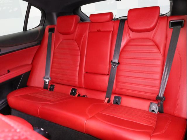 ステルヴィオ 2.2ターボ ディーゼルQ4スポーツパッケージ 禁煙 ZF製8速AT 電子制御式4WD 赤革スポーツシート レザーダッシュボード ブラックルーフレール ブラックウインドウトリム 19AW ハーマンカードン カープレイ対応 バックカメラ(13枚目)