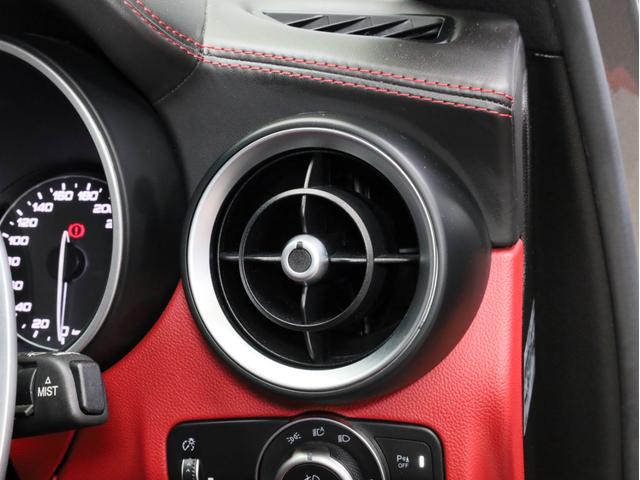 ステルヴィオ 2.2ターボ ディーゼルQ4スポーツパッケージ 禁煙 ZF製8速AT 電子制御式4WD 赤革スポーツシート レザーダッシュボード ブラックルーフレール ブラックウインドウトリム 19AW ハーマンカードン カープレイ対応 バックカメラ(50枚目)