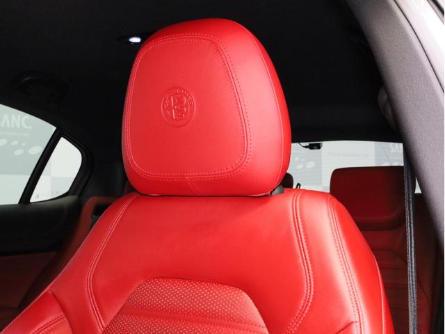 ステルヴィオ 2.2ターボ ディーゼルQ4スポーツパッケージ 禁煙 ZF製8速AT 電子制御式4WD 赤革スポーツシート レザーダッシュボード ブラックルーフレール ブラックウインドウトリム 19AW ハーマンカードン カープレイ対応 バックカメラ(56枚目)