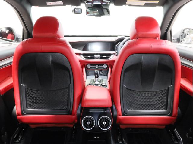 ステルヴィオ 2.2ターボ ディーゼルQ4スポーツパッケージ 禁煙 ZF製8速AT 電子制御式4WD 赤革スポーツシート レザーダッシュボード ブラックルーフレール ブラックウインドウトリム 19AW ハーマンカードン カープレイ対応 バックカメラ(59枚目)